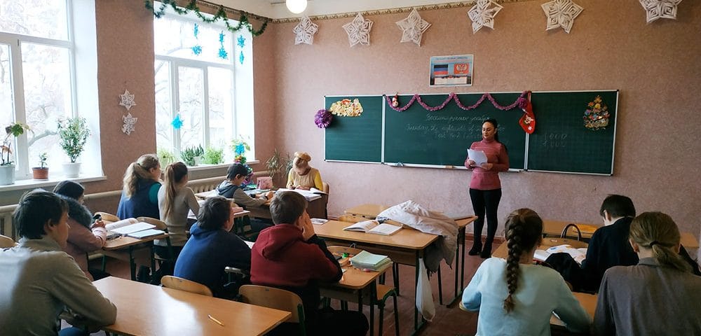 Специалист Макеевского городского отдела юстиции провела беседу с учащимися о правах детей