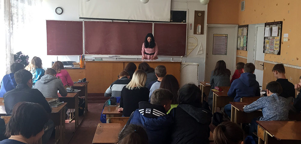 Школьники Кировского района Донецка прослушали лекцию о правах потребителей