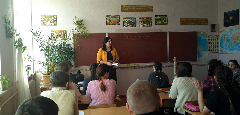 Руководитель Ясиноватского управления юстиции провела беседу со школьниками о правах детей