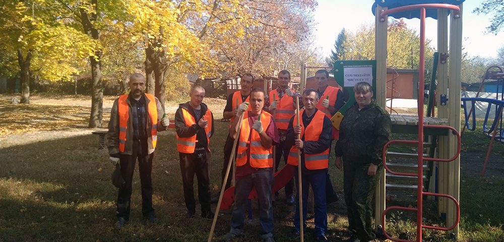 Сотрудники УИИ Петровского района города Донецка приняли участие в акции «Чистая детская площадка»