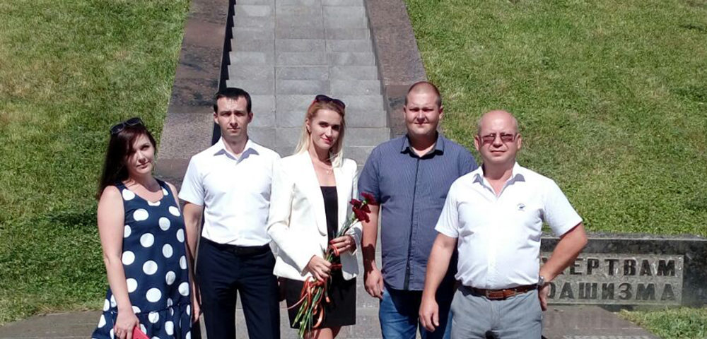 Сотрудники Донецкого ГУЮ возложили цветы к памятнику «Жертвам фашизма» в Центре славянской культуры города Донецка