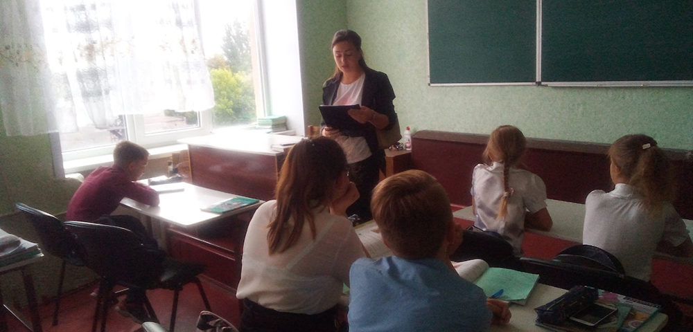 Специалист Ждановского ГУЮ провел беседу по патриотическому воспитанию детей