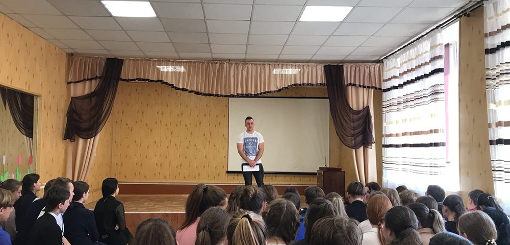 Сотрудник Макеевского ГУЮ провел беседы со школьниками, направленные на повышение правовой культуры детей и молодежи