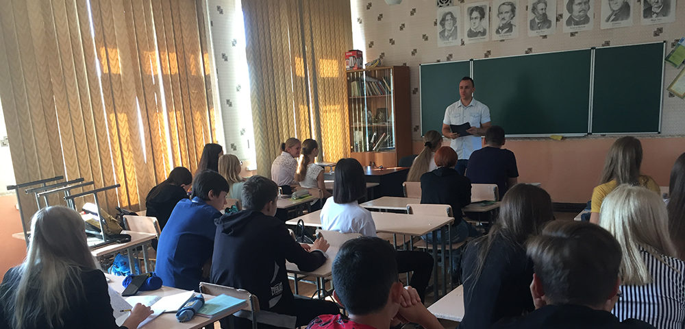 Сотрудник Макеевского ГУЮ провел лекции  со школьниками, направленные на патриотическое воспитание детей и молодежи
