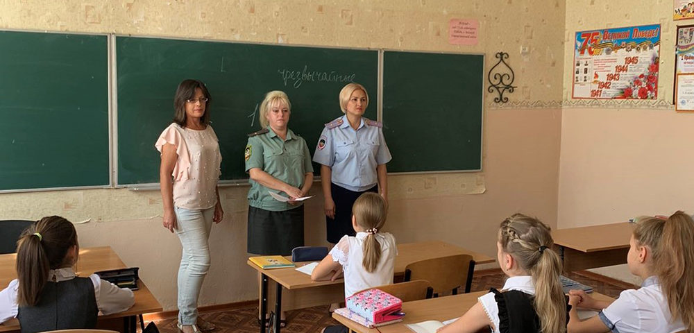 Сотрудники УИИ Куйбышевского района города Донецка проводят профилактическую работу с несовершеннолетними