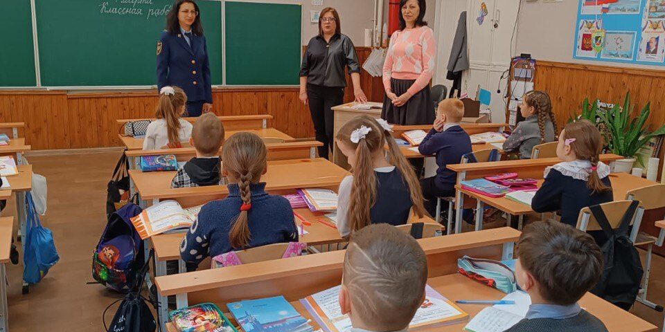 Сотрудники Харцызского ГУЮ провели лекции для учащихся лицея